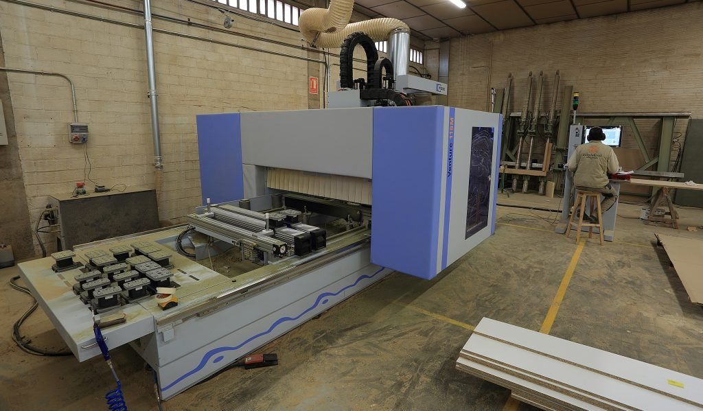 Centre de mecanitzat CNC de 5 eixos al taller
