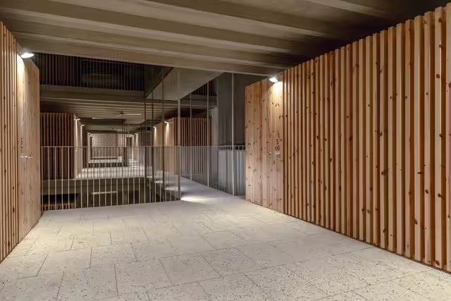 Revestiment de llistons de fusta en un espai interior, obra de Puigdellivol